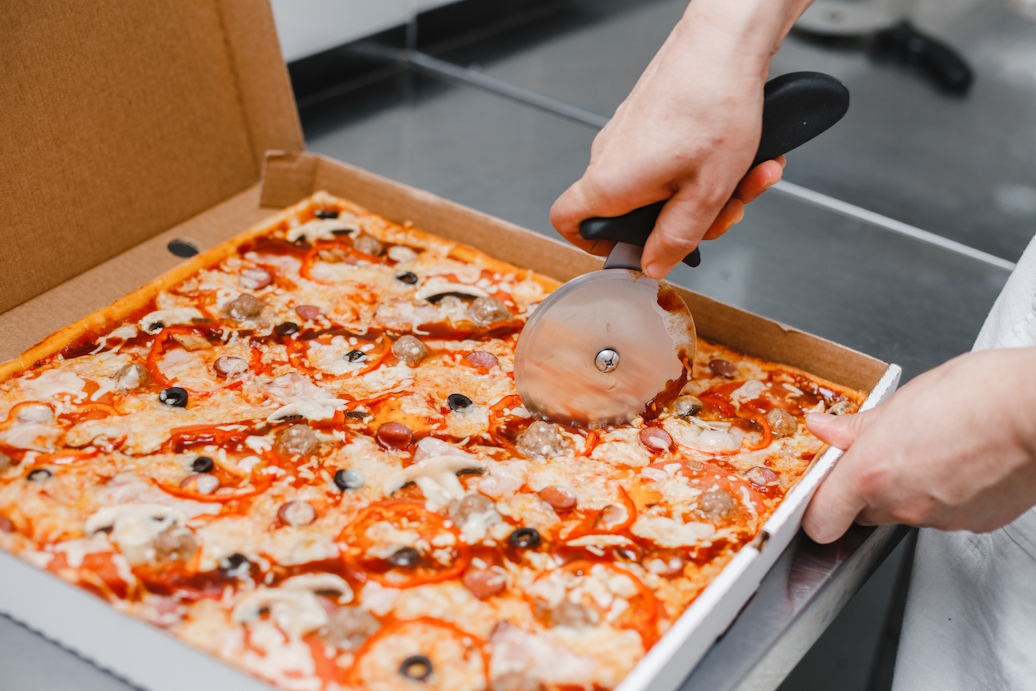 История основания и развития компании по доставке пиццы Amba Pizza ...